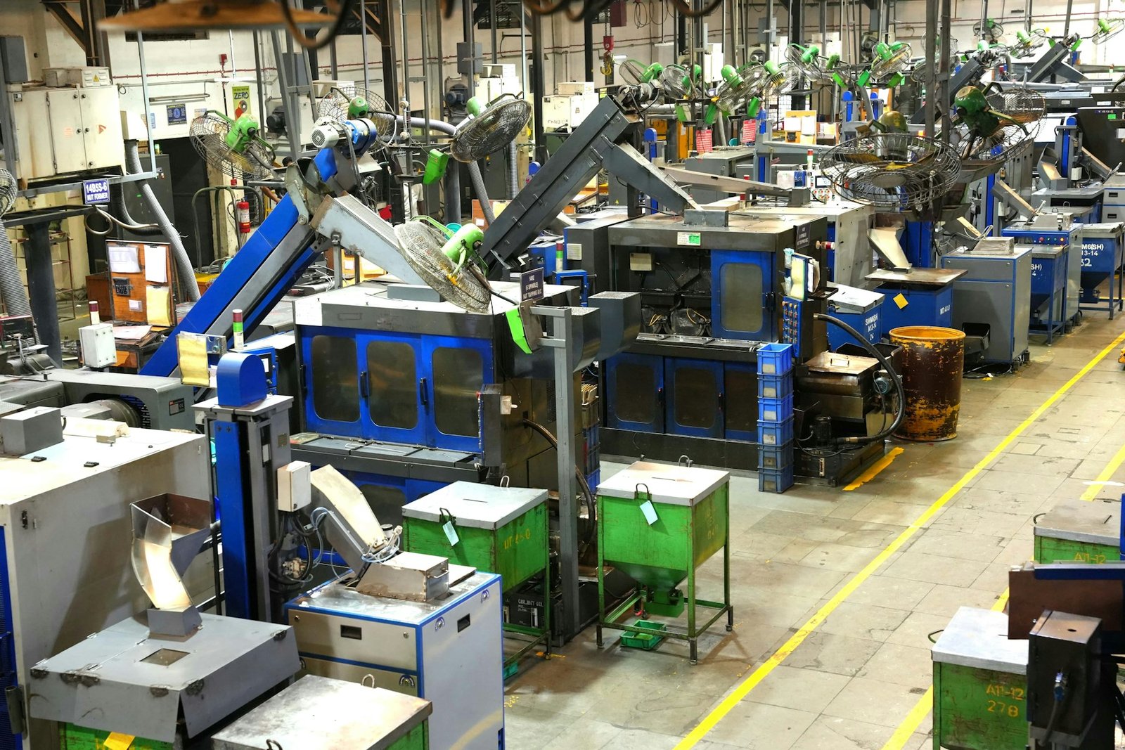 Ligne de production avec équipements industriels